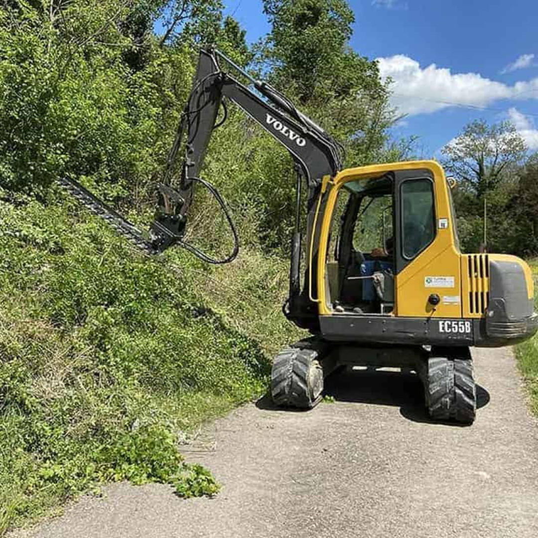 Trimer pentru gard viuiarba Uemme pentru mini excavatoare (3) Trimmer pentru gard viu/iarbă Uemme pentru mini excavatoare