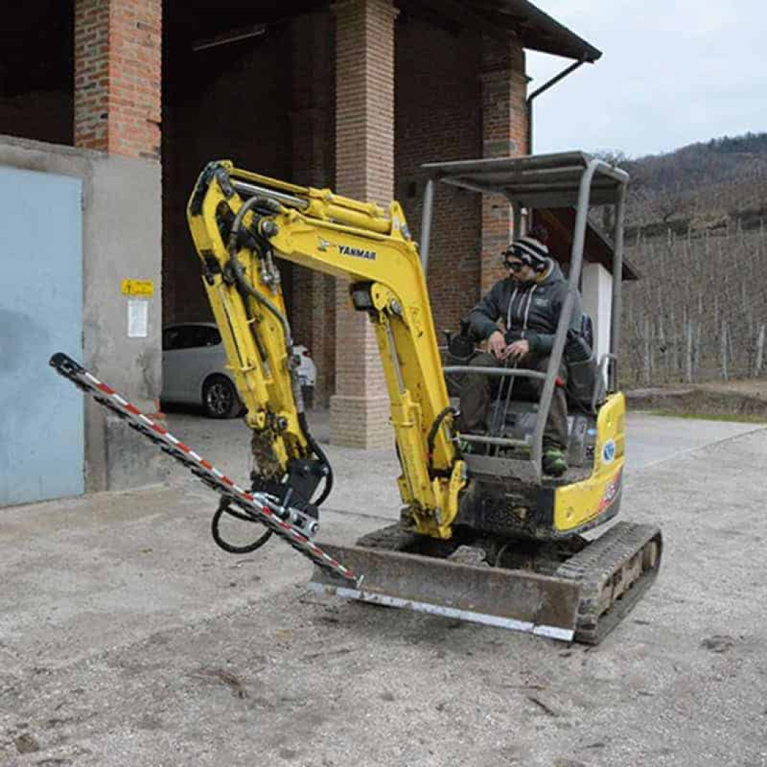 Trimer pentru ramuricrengi Uemme pentru mini excavatoare (1) Trimer pentru ramuri/crengi Uemme pentru mini excavatoare
