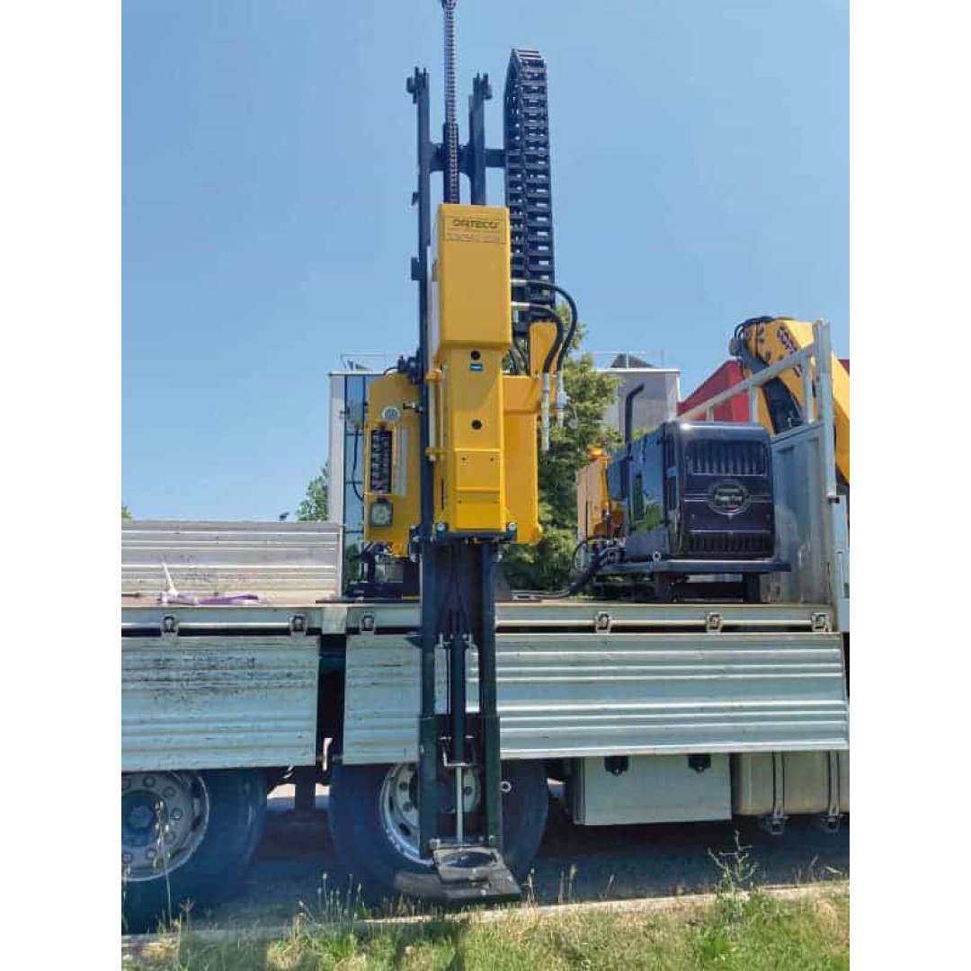 Orteco Basic 600 batator de stalpi (soneta) montat pe camion (3) Orteco Basic 600 batator de stalpi (soneta) montat pe camion